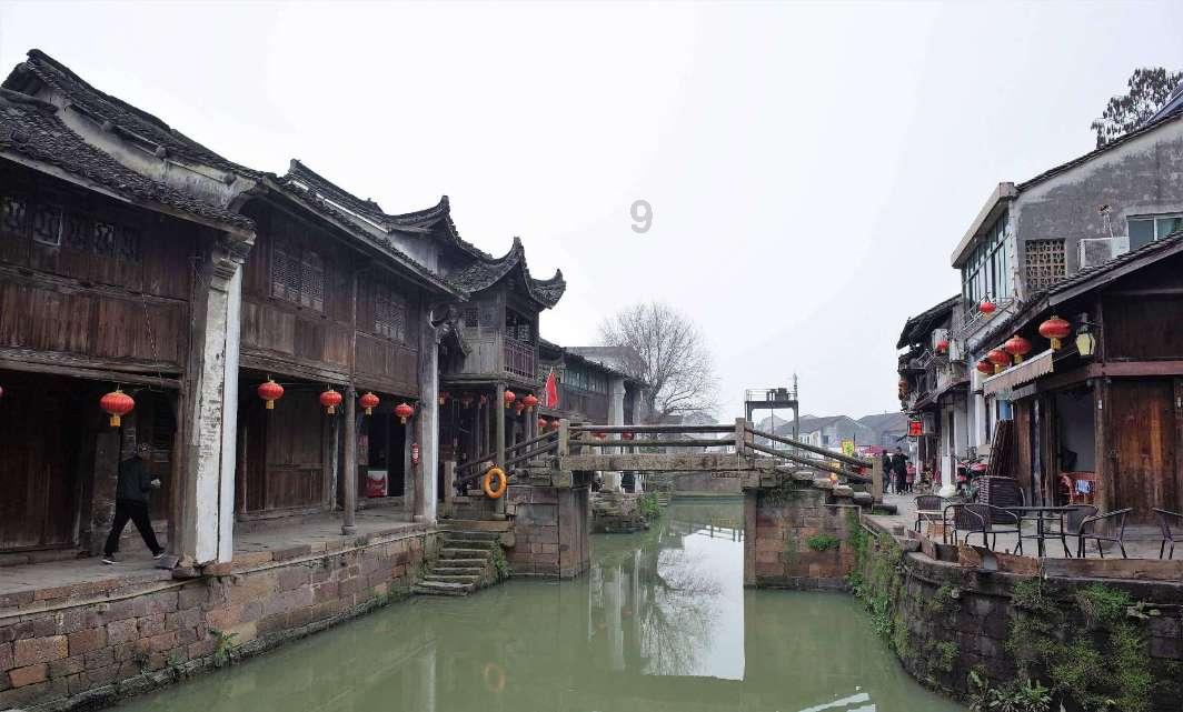 飞跃沙丘的小球